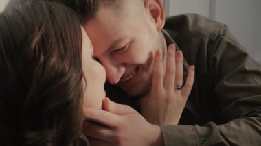 Erkek arkadaşı, ışık odasında sevgilisine sarılıyor ve onunla konuşuyor.