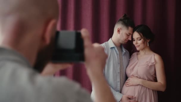 幸せな男と妊娠中の女性フィニッシュポーズでスタジオ — ストック動画