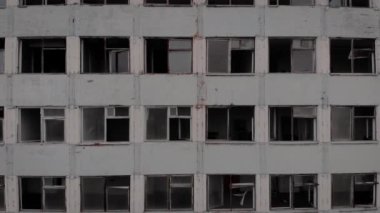 Bir apartmanın birçok kırık penceresi