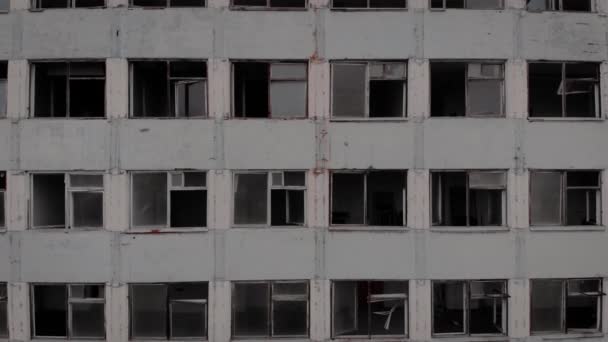 Muchas ventanas rotas de un edificio de apartamentos — Vídeos de Stock