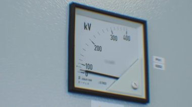 Kilovoltlarda voltajı ölçmek için elektrikli aygıt.