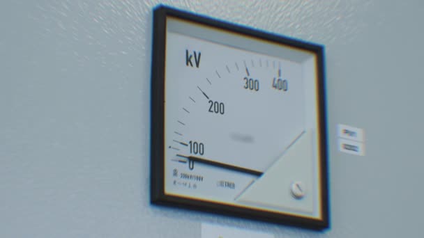 Dispositivo eléctrico para medir voltaje en Kilovoltios. — Vídeos de Stock