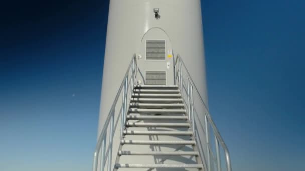 Wind turbine from the entrance side against the background of a dark blue sky — Stock Video