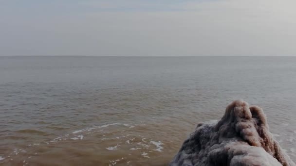 Pierres glacées au bord de la mer. — Video