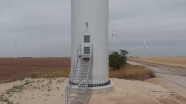 Rüzgar jeneratörüne giriş. Demir kapılar ve metal merdivenler..