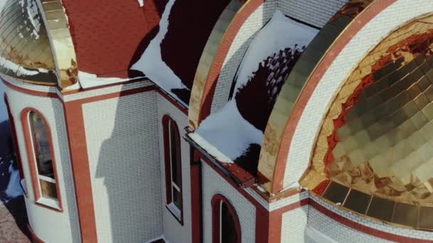 Templo rural ortodoxo con cúpulas doradas en la temporada de invierno — Vídeo de stock