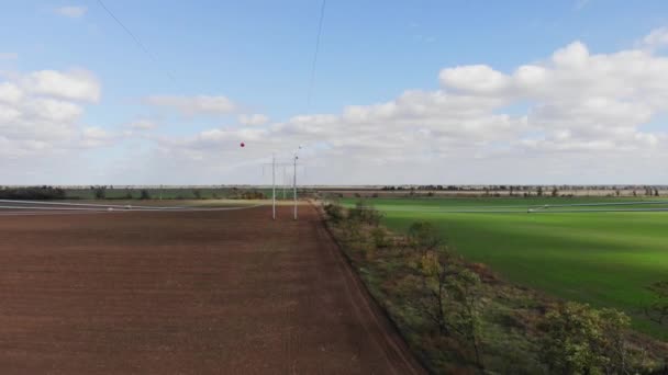 Високовольтна лінія електропередач і спеціальні маркерні кульки встановлені на проводах в сільській місцевості . — стокове відео