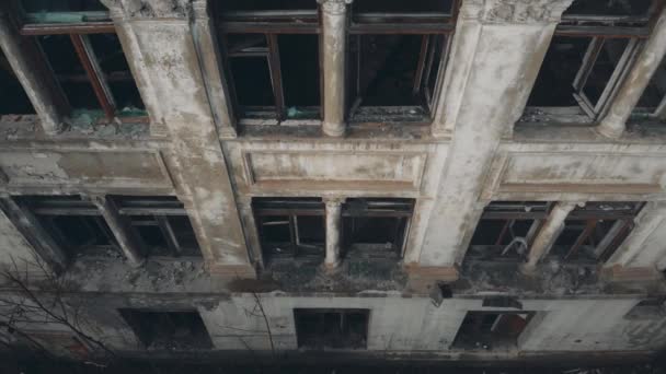 Caméra se lève le long du bâtiment abandonné par temps nuageux — Video