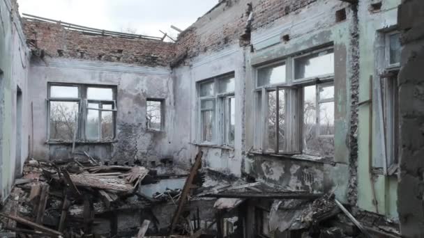 Chambre au dernier niveau du bâtiment abandonné sans toit — Video