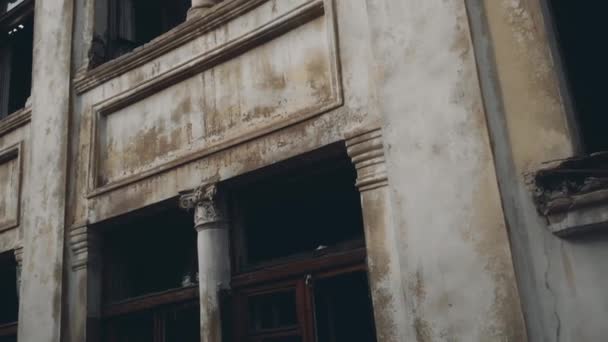 Vuile gevel van oud verlaten gebouw met decor op dag — Stockvideo