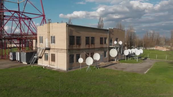 Спутниковые антенны за пределами советского телевизионного центра. — стоковое видео