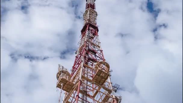 A television tower against the sky with fast-flowing clouds. Time-lapse photography. — Stock Video