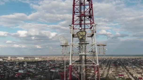 Obrovské lokátory na televizních věžích zaměřené na město — Stock video