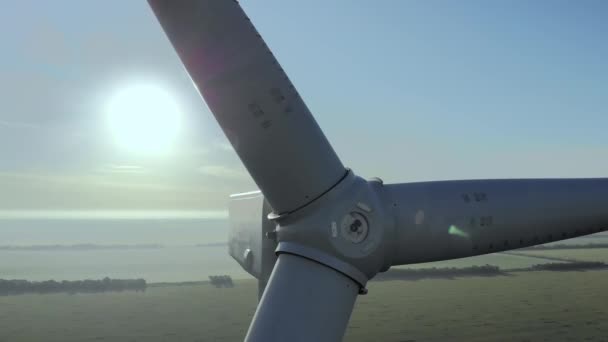 Palas de turbina de aerogeneradores sobre campos rurales — Vídeos de Stock