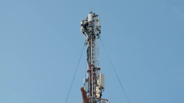 Uomo lavoratore in attrezzature riparazioni torre di telecomunicazione — Video Stock