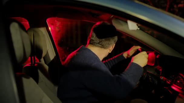 Pijany kierowca w salonie samochodowym kładzie skrzyżowane ręce na głowie — Wideo stockowe