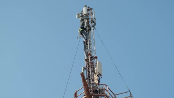 Un tehnician pe un turn de telefonie mobilă . — Videoclip de stoc