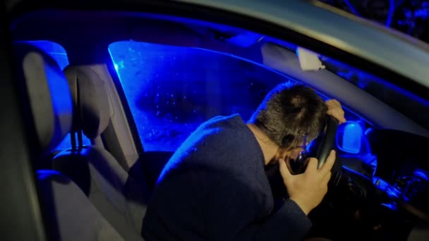 A részeg sofőr kormányra teszi a fejét a rendőrlámpáknál. — Stock videók
