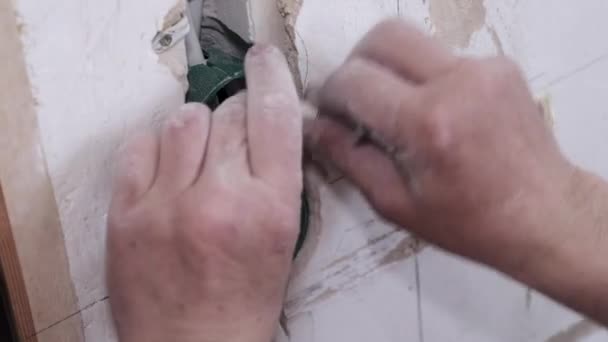 Handyman cache les fils dans les supports dans le mur ne répare — Video