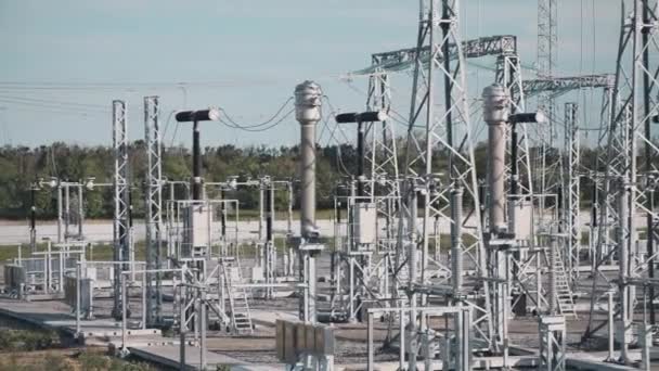 Switchyard de la subestación de distribución de electricidad en campo — Vídeos de Stock