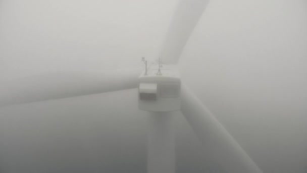 Wind machine with propeller and blinking indicator in mist — Vídeo de stock