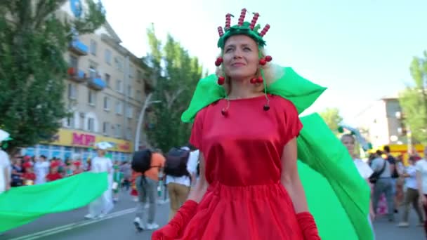 우크라이나, 멜리 토폴, 2021 년 6 월 18 일. 벚꽃 축제. — 비디오