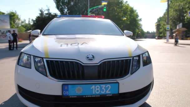 Ukrainska polisen använder Skoda bilar för att patrullera staden. — Stockvideo