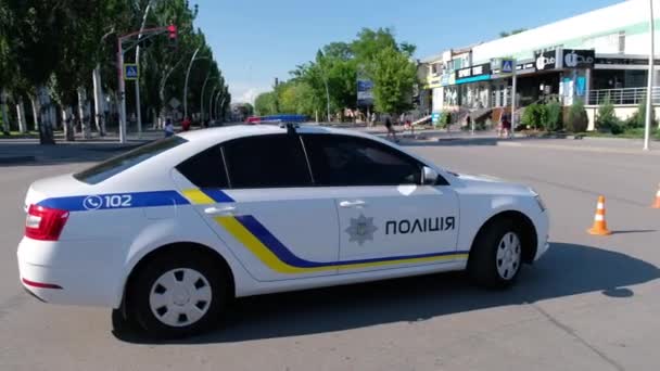 Ukrainska polisbil blockerade trafikflödet. — Stockvideo