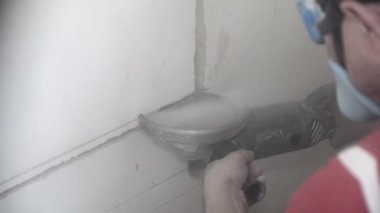 İnşaatçı onarımlarda disk testeresi ile duvar parçalarını keser