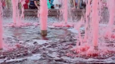Vahşi kiraz festivalinde kırmızı renkli çeşmeler dizayn edildi.