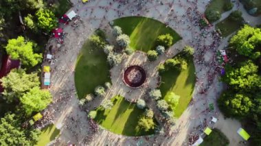 Dekoratif unsurlarla dolu büyük bir park meydanı.