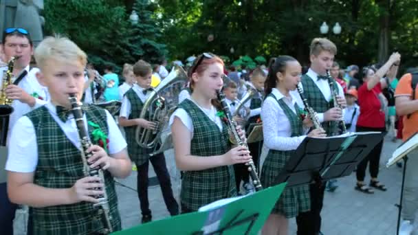 Flickor och pojkar i gröna vita kostymer i blåsorkester — Stockvideo