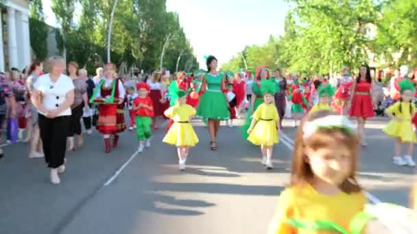 Miejscowi ludzie w kostiumach spacerują w marszu festiwalu dzikiej wiśni — Wideo stockowe