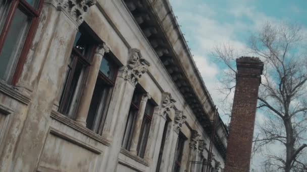 Despegue de un dron frente a un edificio viejo destruido — Vídeo de stock