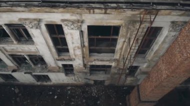 Birkaç kattan oluşan harap olmuş eski bir tarihi binanın hava fotoğrafları.