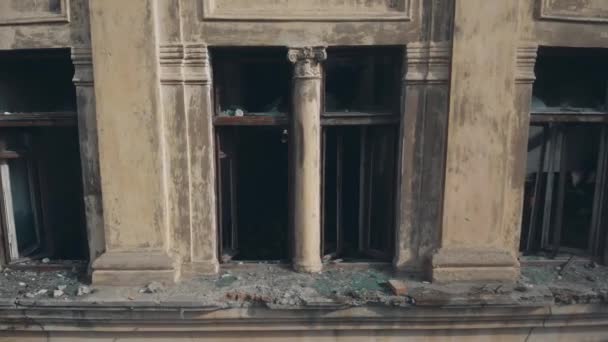Tamir edilmemiş eski bir bina — Stok video