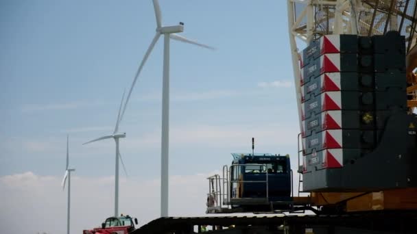 Hoogbouw kraan voor windgeneratoren — Stockvideo