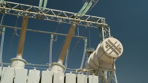 Elektriciteitstransformator ontvangt elektriciteit van windmolens — Stockvideo