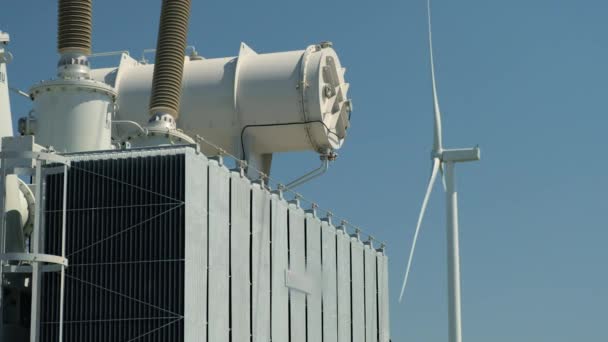 Vysoce potenciální výkonový transformátor proti provoznímu větrnému mlýnu — Stock video