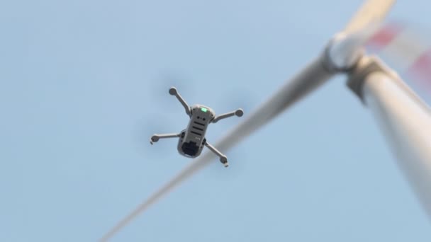 Drone viene utilizzato in energia eolica — Video Stock