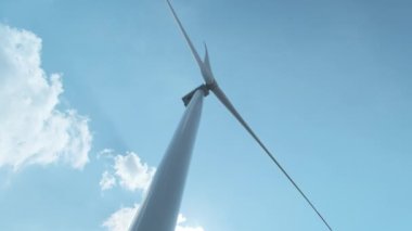 Rüzgâr türbini gökyüzüne karşı hareket ediyor