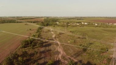 Kırsal kesime giden bir elektrik hattından yüksek voltajı beslemek..