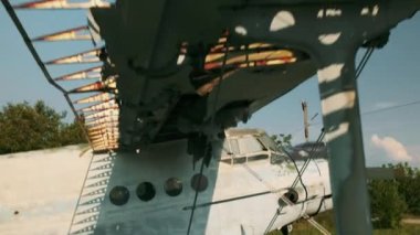 Yıkılmış AN-2 uçakları eski uçuş sahasında çimlerin üzerinde duruyor.