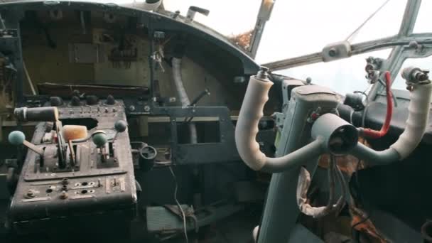 在明亮的阳光下摧毁了旧安东诺夫AN-2的飞行甲板 — 图库视频影像