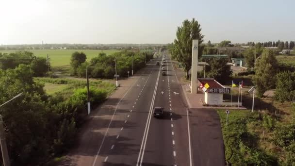 Kharkov-Simferopol statliga motorvägen, ingång till staden Melitopol, Ukraina. — Stockvideo