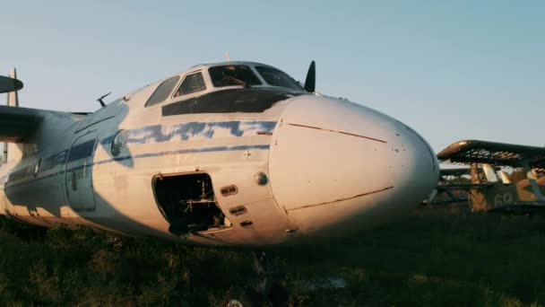 Yaşlı Antonov-24 uçağı terk edilmiş çimen havaalanında duruyor. — Stok video