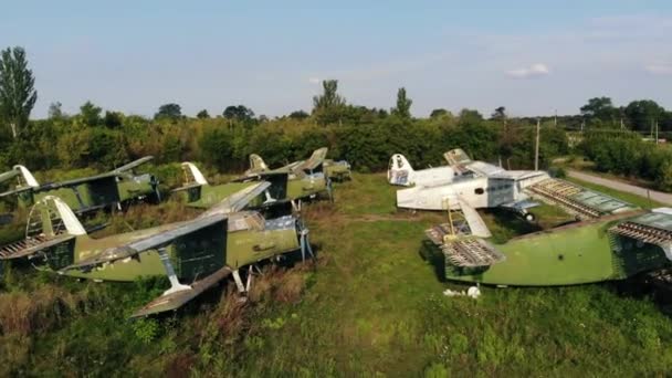 Squadron av vänstra AN-2 flygplan vid övergiven flygbas — Stockvideo