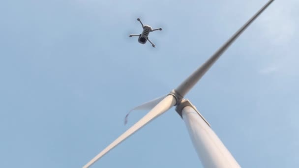 Drones al servicio de la energía eólica — Vídeo de stock