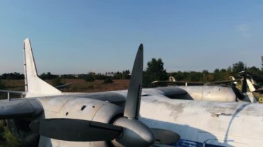 Antonov-24 uçağı gün batımında havaalanında pervaneli.