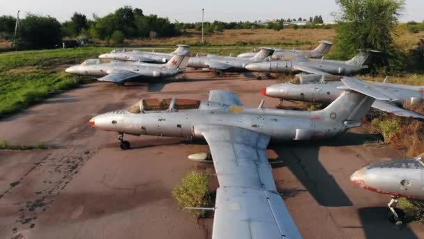 Радянські реактивні літаки на землі на покинутій авіабазі. — стокове відео